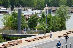 A garden barge. Yes, a garden planted on top of a brage, which is then apparently towed around and moored in random places along the river.